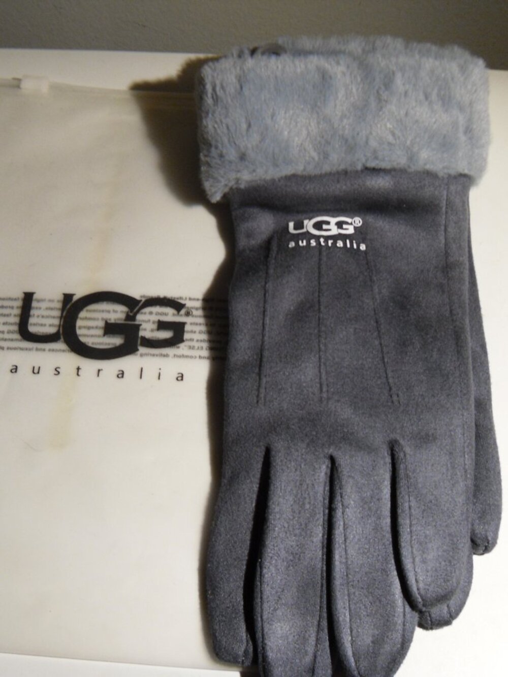 UGG women's gloves gray new